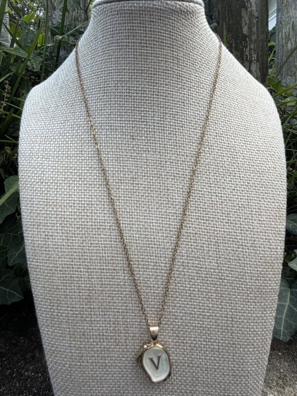 Oceanus Oyster Shell Initial V Pendant Necklace Coastal Beach Resortwear NEW